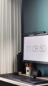 Jak zorganizować miejsce pracy, aby zwiększyć produktywność i komfort